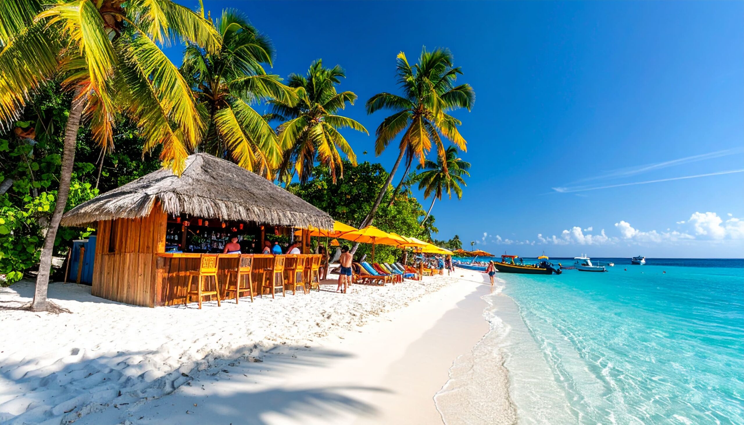 Weißer Sandstrand auf den Bahamas mit Palmen, Strandbar und türkisfarbenem Meer.