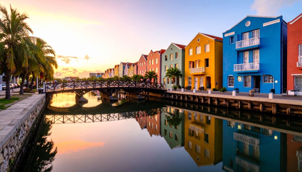 Willemstad Uferpromenade mit farbenfrohen Kolonialhäusern bei Sonnenuntergang.