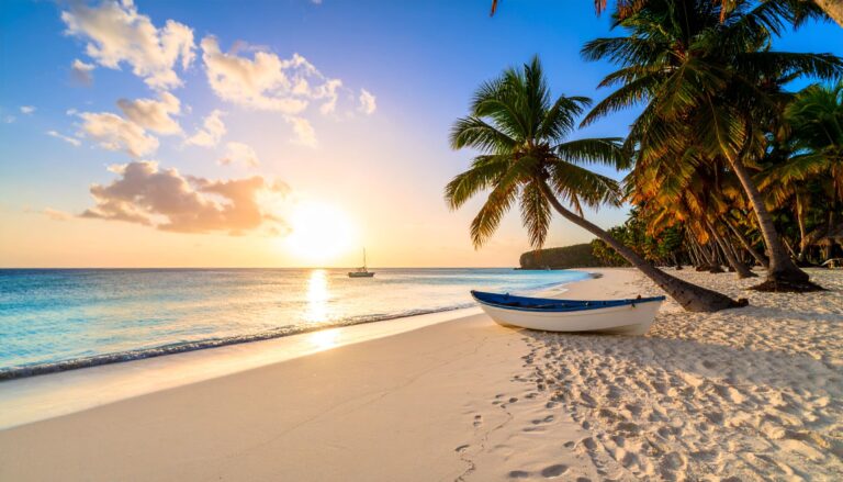 Sonnenaufgang am paradiesischen Traumstrand der Dominikanischen Republik, Palmen und türkisfarbenes Wasser