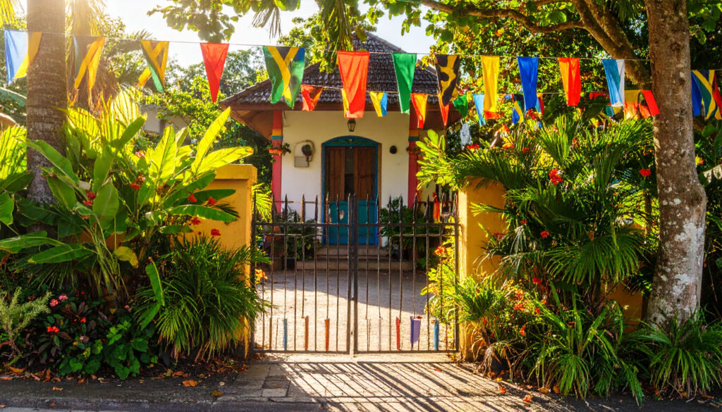 Bunter Eingang und Garten des Bob Marley Museums in Kingston.