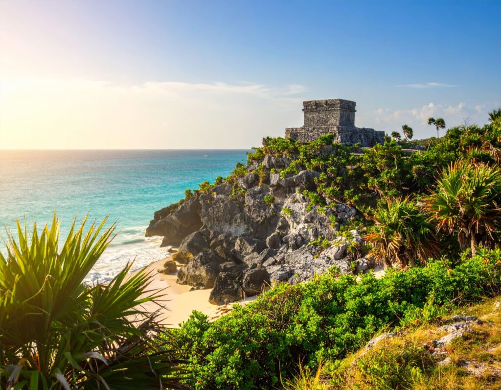 Maya-Ruinen von Tulum am Morgen mit Karibikmeer