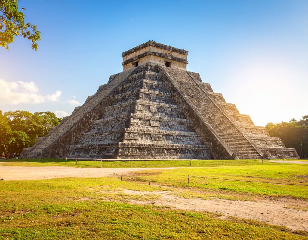 El Castillo Pyramide in Chichén Itzá im Sonnenlicht