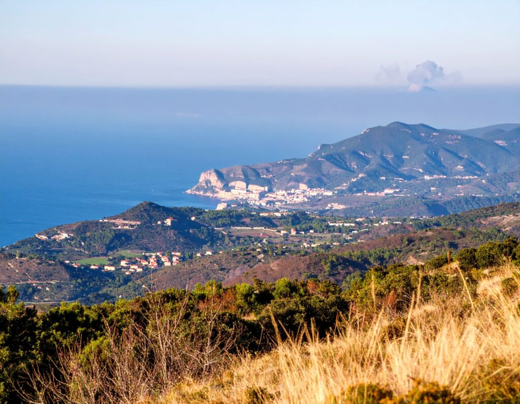 Blick auf die verlassene Geisterstadt Plymouth auf Montserrat