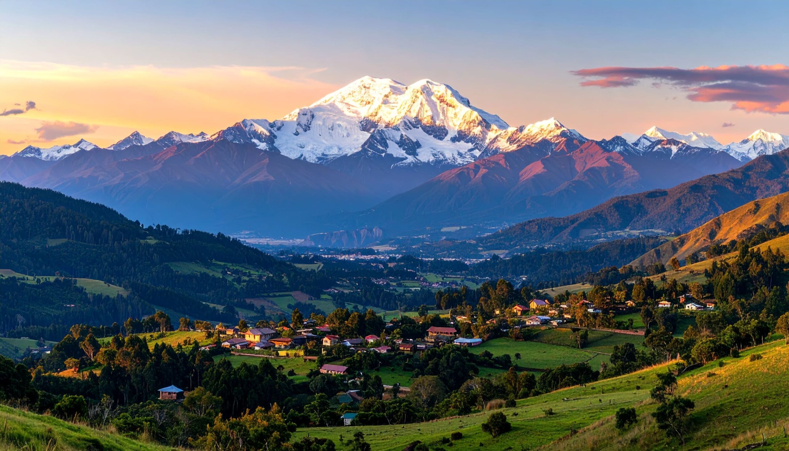 Panoramaaufnahme einer südamerikanischen Andenlandschaft mit schneebedeckten Bergen, Regenwald und traditioneller Siedlung im goldenen Sonnenuntergang.
