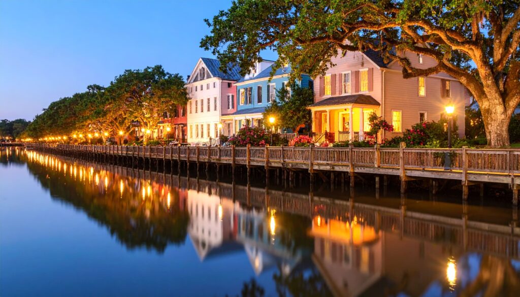 Abendstimmung am Riverwalk in Wilmington mit historischen Häusern und Cape Fear River