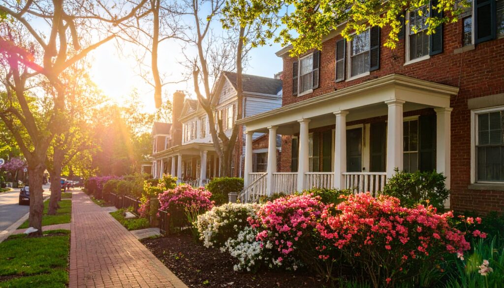 Frühlingshafte Gärten und Kolonialhäuser im Old Salem Historic District von Winston-Salem