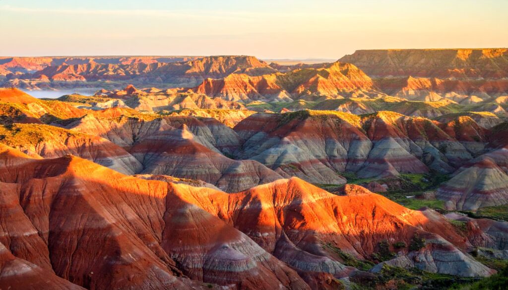Weite, farbenprächtige Landschaft des Painted Canyon Overlooks bei Sonnenaufgang