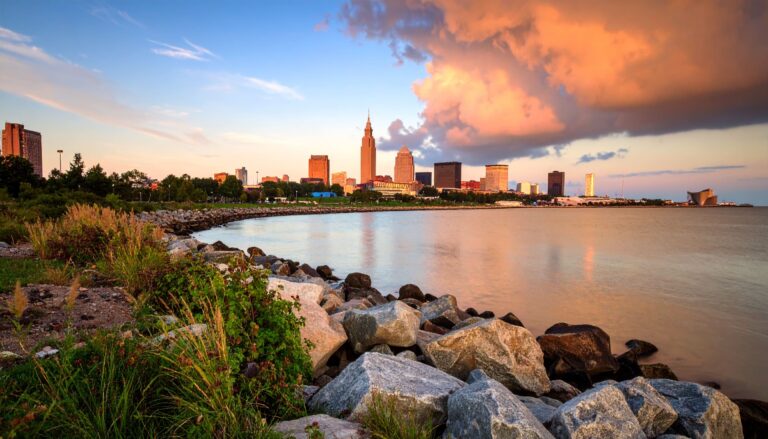 Sonnenaufgang am Lake Erie mit Cleveland Skyline und ruhigem Wasser, Ohio