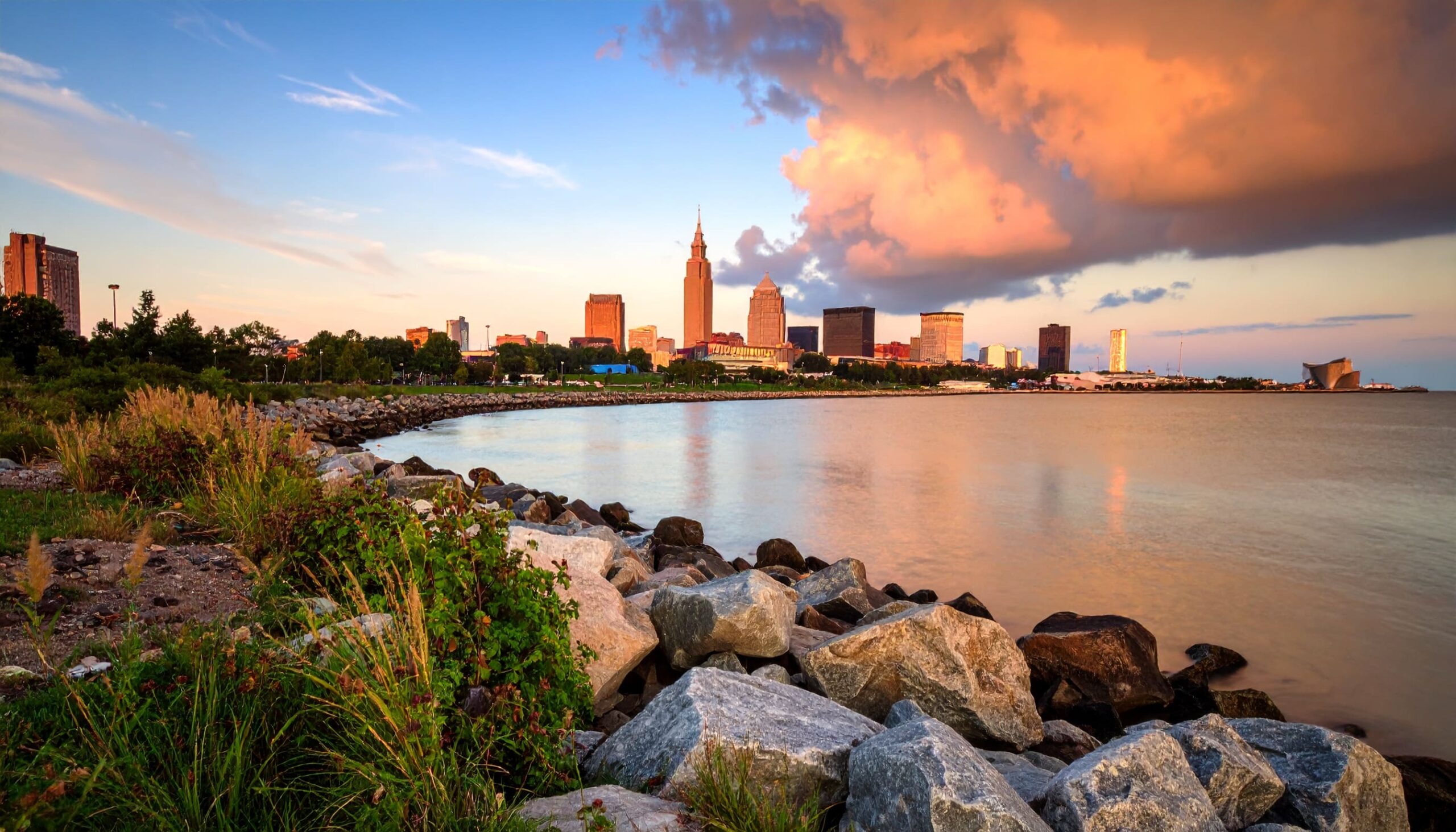 Sonnenaufgang am Lake Erie mit Cleveland Skyline und ruhigem Wasser, Ohio