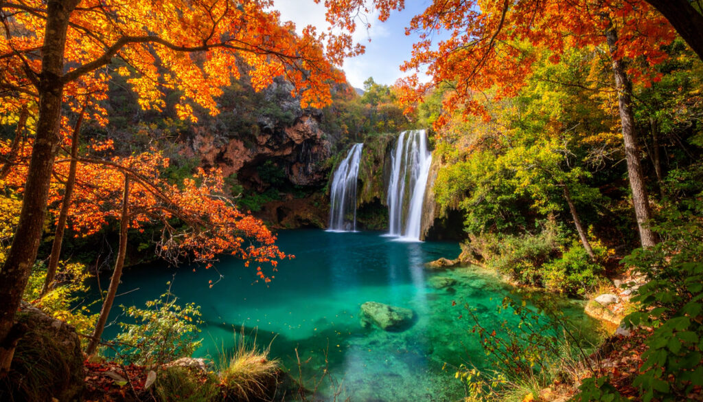 Turner Falls Wasserfall in Oklahoma mit türkisblauem Naturpool und herbstlichen Wäldern, aufgenommen am Nachmittag