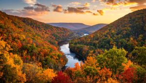 Herbstliches Flusstal in Pennsylvania in warmem Abendlicht, umgeben von bunt gefärbten Bäumen und sanften Bergen