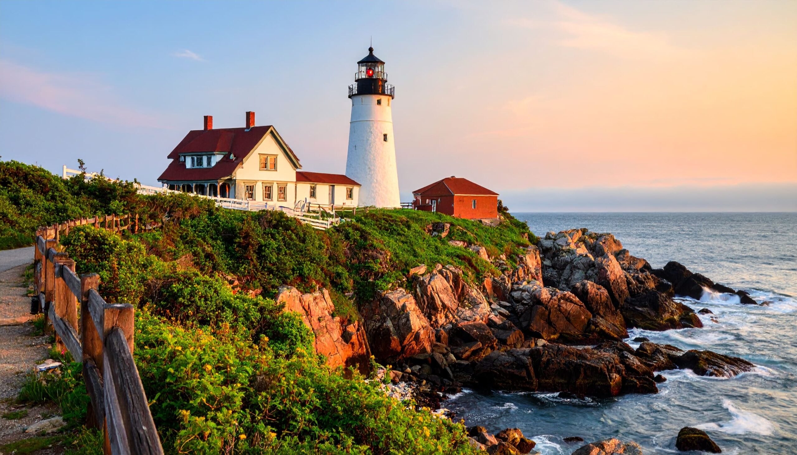 Rhode Island Küstenlandschaft mit Leuchtturm im Morgenlicht