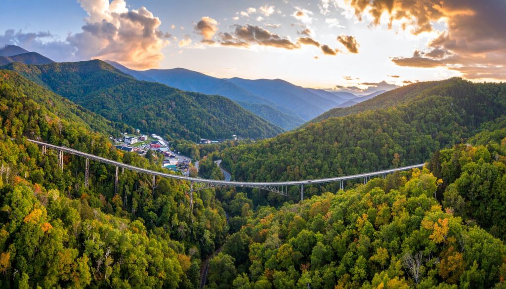 Luftaufnahme von Gatlinburg mit SkyBridge in den Smoky Mountains bei Sonnenuntergang.