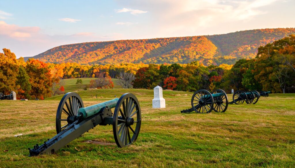 Historische Kanonen und Denkmäler auf den weiten Feldern des Shiloh National Military Parks im Herbst.