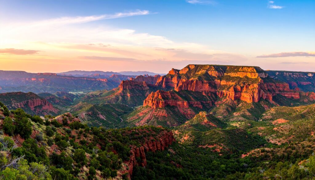 Palo Duro Canyon mit leuchtenden Felsen und weitem Blick im Sonnenuntergang