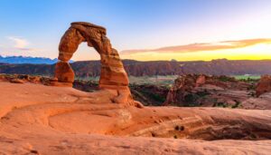 Delicate Arch im Arches National Park leuchtet im Sonnenuntergang – Symbol für Utahs Naturwunder