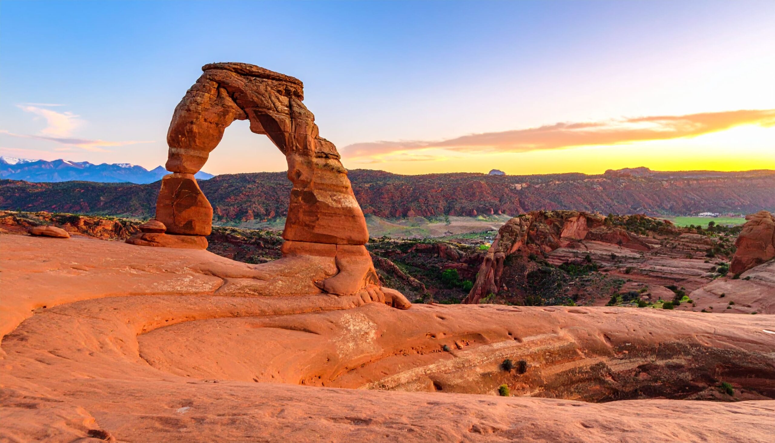 Delicate Arch im Arches National Park leuchtet im Sonnenuntergang – Symbol für Utahs Naturwunder