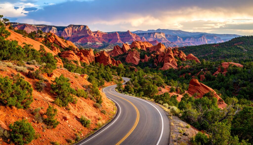Scenic Byway 12 schlängelt sich durch rote Felsen und Wälder in Utah.