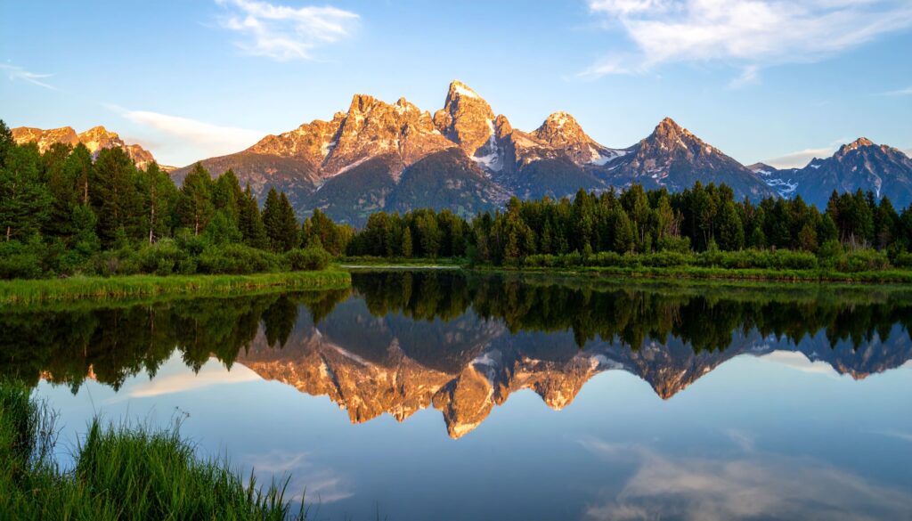 Spiegelnde Bergkulisse im Grand Teton Nationalpark bei Abendlicht